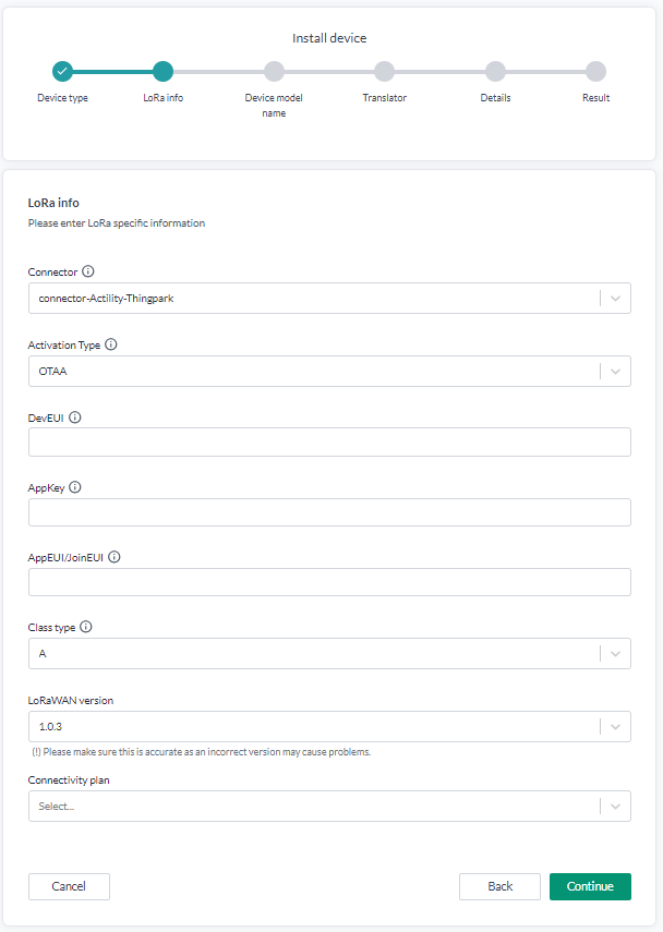 Der Assistent Install device im Schritt LoRa info, mit der Fortschrittsanzeige darüber, die Device type, LoRa info, Device model name, Translator, Details und Result zeigt, und Feldern für Connector, Aktivierungstyp, DevEUI, AppKey, AppEUI/JoinEUI, Klassentyp, LoRaWAN-Version und Connectivity Plan