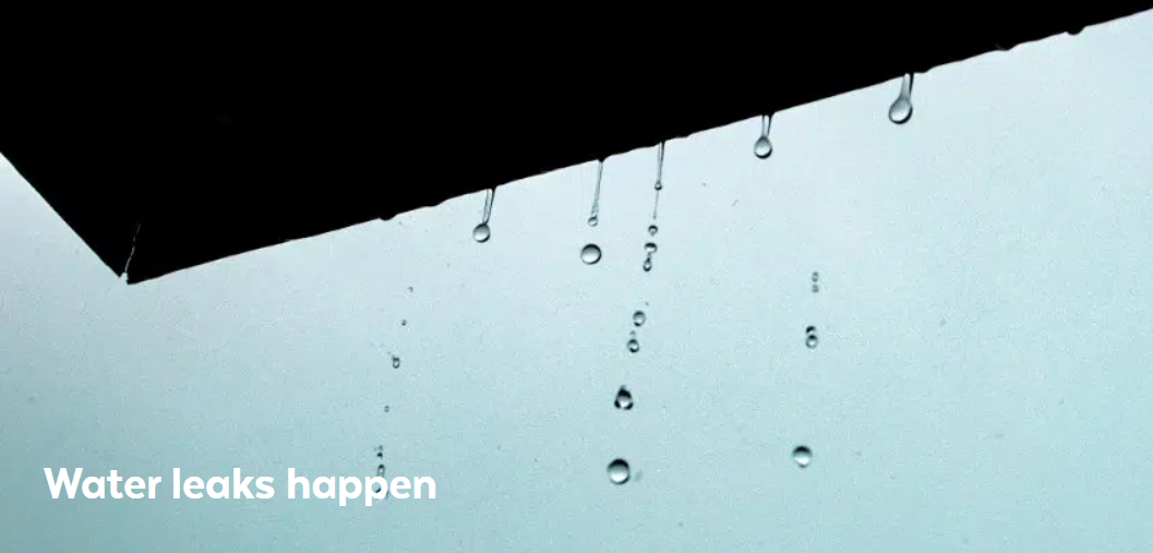 Wasser, das von einer Deckenkante vor einer hellen Wand tropft, mit der Bildunterschrift "Water leaks happen"